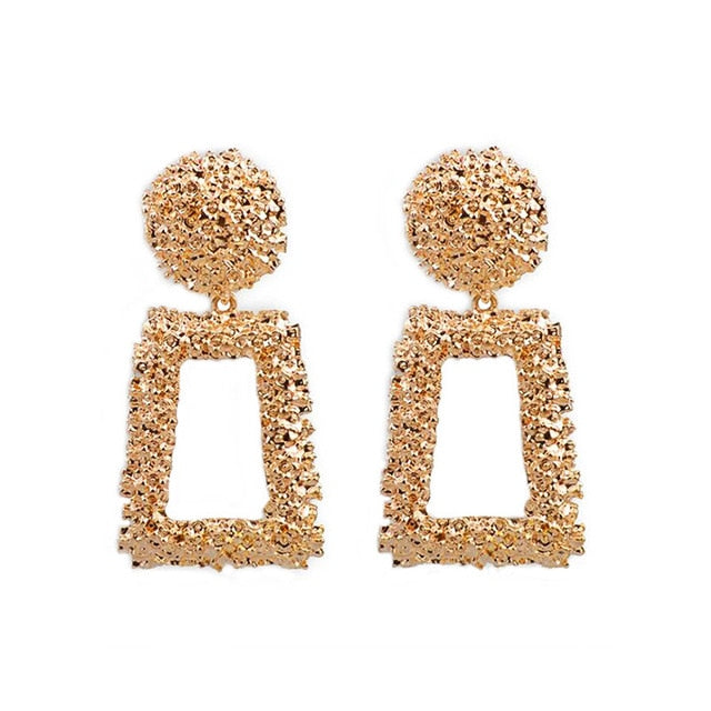 Boucles d'oreilles  mode 2021. Grandes boucles d'oreilles: Rondes & géométriques pour les femmes. Boucles d'oreilles pendantes. Boucles d'oreilles modernes. Bijoux féminins