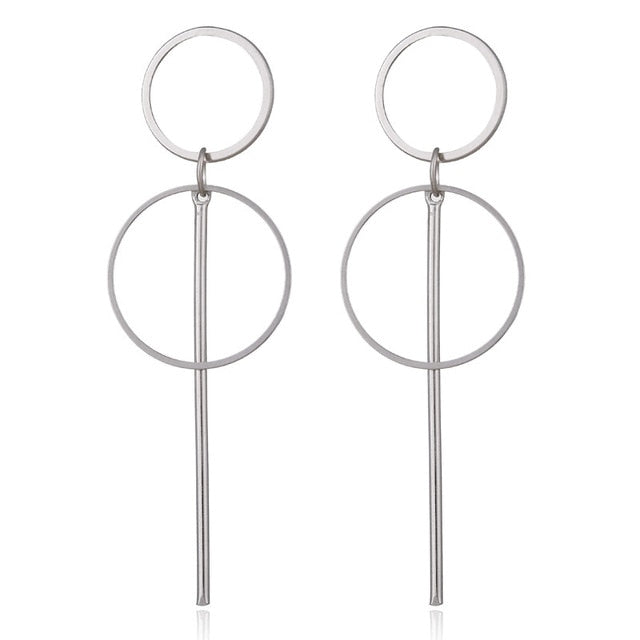 Boucles d'oreilles  mode 2021. Grandes boucles d'oreilles: Rondes & géométriques pour les femmes. Boucles d'oreilles pendantes. Boucles d'oreilles modernes. Bijoux féminins