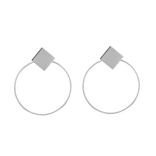 Boucles d'oreilles  mode 2021. Grandes boucles d'oreilles: Rondes & géométriques pour les femmes. Boucles d'oreilles pendantes. Boucles d'oreilles modernes. Bijoux féminins